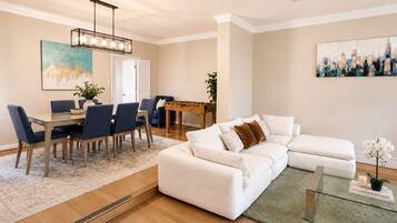 Smart TV, chimenea y libros