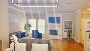 Een smart-tv, een open haard en boeken