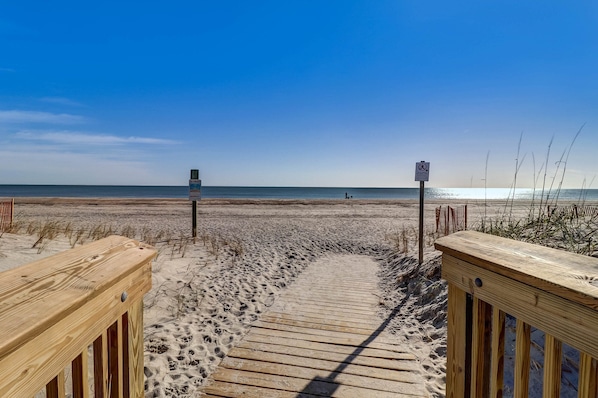 Chaises longues, serviettes de plage