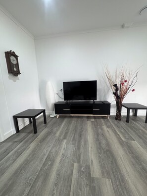 Interior - Farm Stay, feed sheep and relax close to airport (Diggers Rest)