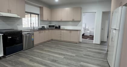 Farm Stay, feed sheep and relax close to airport