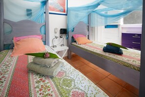 2 quartos, ferros/tábuas de passar roupa, berço de viagem