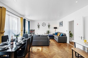 TV - Luxury 2 Bed Apartment The Lanes, Central Brighton Sleeps 8 (Brighton and Hove)