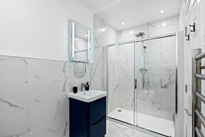 Hair dryer, towels - Luxury 2 Bed Apartment The Lanes, Central Brighton Sleeps 8 (Brighton and Hove)