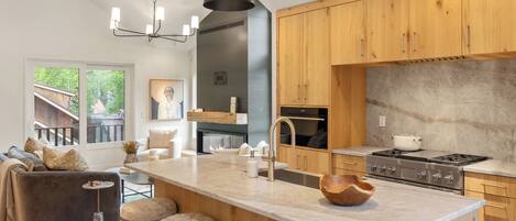 Kylskåp, mikrovågsugn, ugn och spishäll