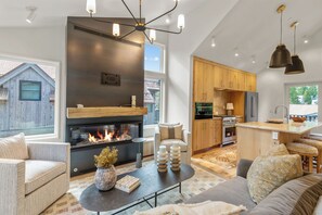 Una televisión, una chimenea