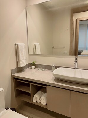 Bidet, toallas, jabón, papel de baño