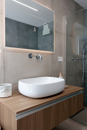 Douche, séchoir à cheveux, serviettes fournies