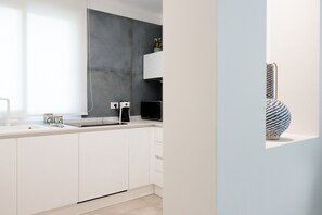 Frigorifero, microonde, forno, piano cottura