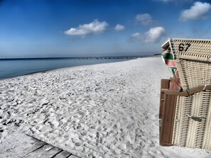 Beach nearby - HUUS BADSTAVEN – Holiday Apartment Leuchtturm in Burg's Most Beautiful Alley (Fehmarn)