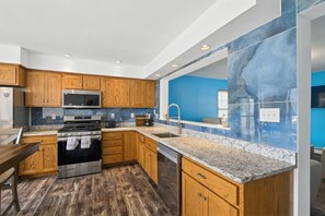 Réfrigérateur, micro-ondes, four, lave-vaisselle