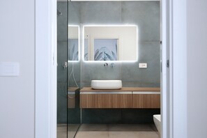 Dusj, hårføner og håndklær