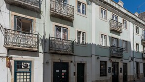 Una hilera de edificios históricos con varios balcones, puertas y ventanas.