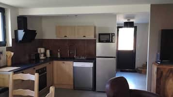 Microondas, horno, parrilla de estufa y lavavajillas