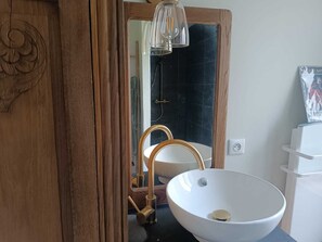 Douche, serviettes fournies