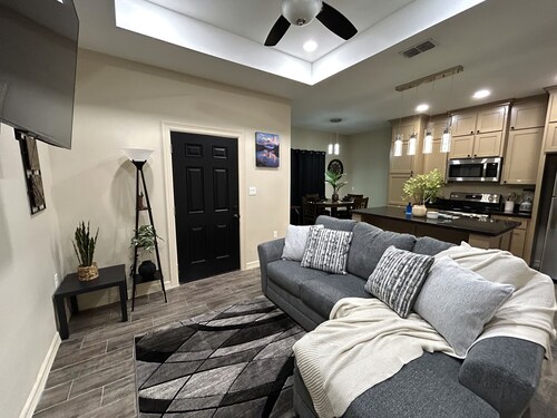 Quiet 2BR Retreat -Fenced yard -Modern Duplex