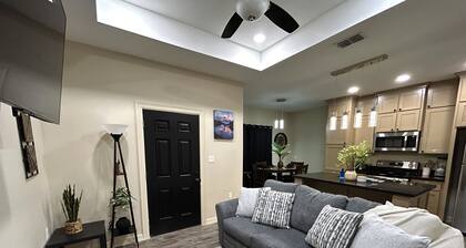 Quiet 2BR Retreat -Fenced yard -Modern Duplex