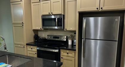 Quiet 2BR Retreat -Fenced yard -Modern Duplex