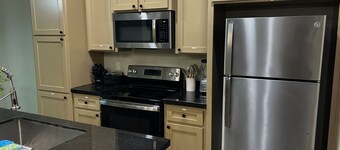 Quiet 2BR Retreat -Fenced yard -Modern Duplex