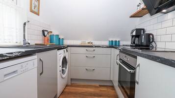 Mesin pencuci piring dan peralatan masak/sendok-piring