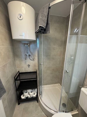 Shower, hair dryer, towels, toilet paper - Private wooden house in Terme Čatež - 2 min. to the pool, all year round, dogs OK (Brežice)