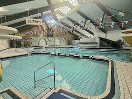 Una piscina techada, una piscina al aire libre