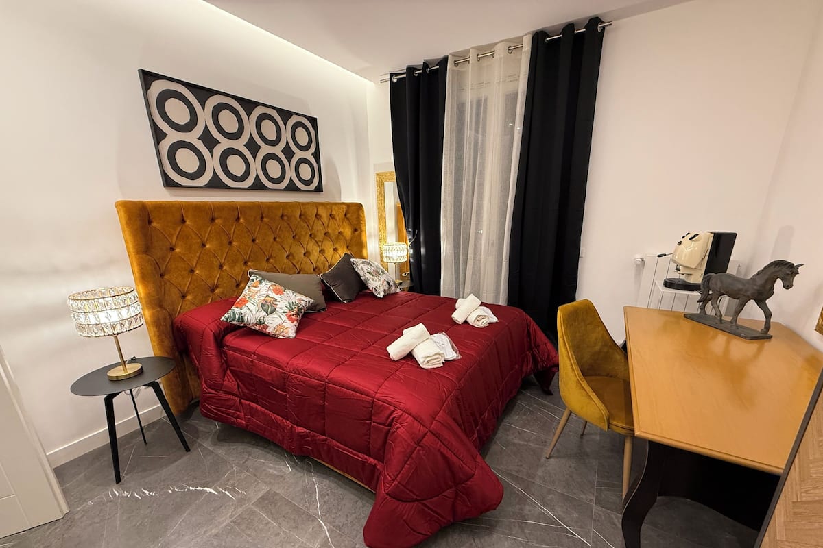 Luxe kamer, 1 twee- of 2 eenpersoonsbedden, balkon | Een kluis op de kamer, geluiddichte muren, een strijkplank/strijkijzer