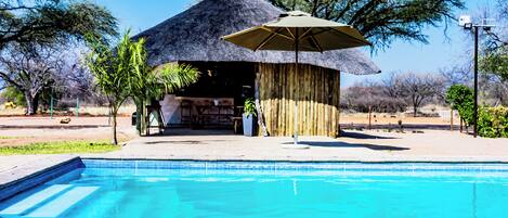 Una piscina al aire libre