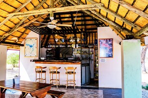 Bar junto a la piscina