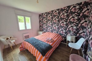 2 bedrooms, iron/ironing board, internet, bed sheets