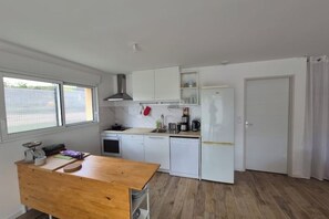 Een microgolfoven, een oven, een kookplaat, een vaatwasser