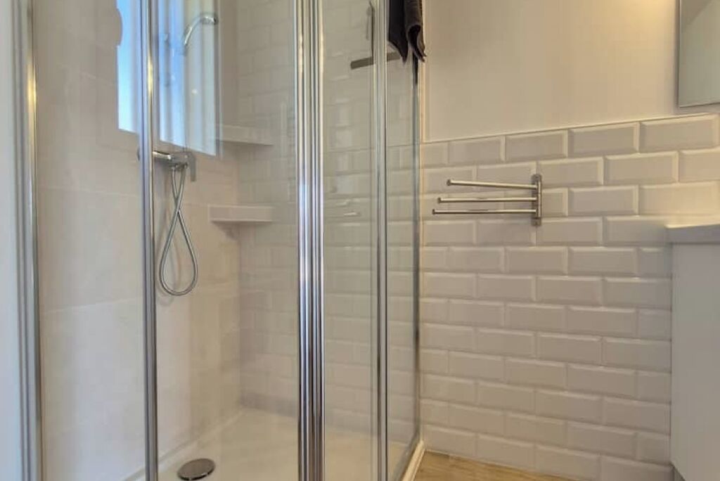 Hiustenkuivaaja, pyyhkeet, saippua