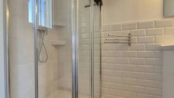 Een haardroger, handdoeken, zeep