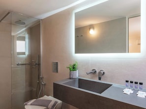 Douche, sèche-cheveux, serviettes fournies