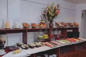 A buffet with various food items and beverages. - Quechua Plaza Hotel (Cusco)