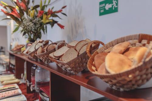 Café da manhã com buffet grátis todos os dias