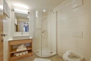 Douche, séchoir à cheveux, serviettes fournies