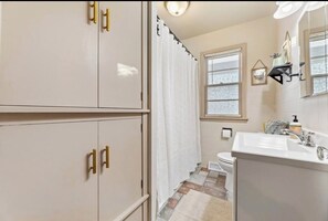 Hårføner, håndklær, såpe og toalettpapir