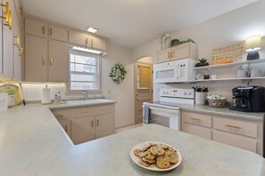 Mikrobølgeovn, ovn, kokeplater og oppvaskmaskin