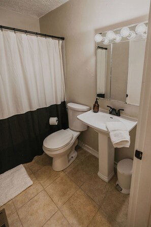 Hair dryer, towels, soap, toilet paper - Charming KY Stay (Bowling Green)