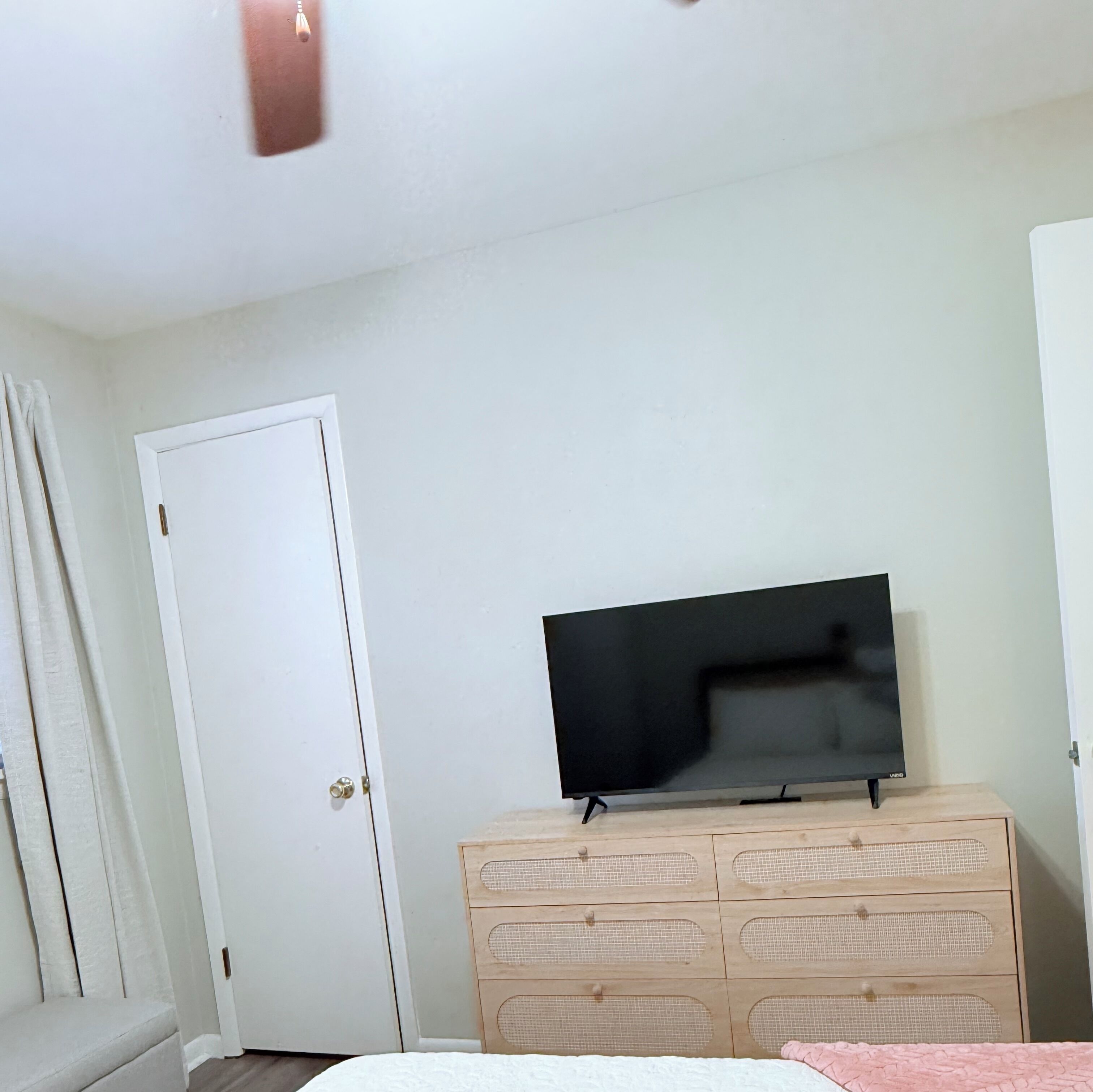 3 多间卧室、办公桌、旅行婴儿床、WiFi