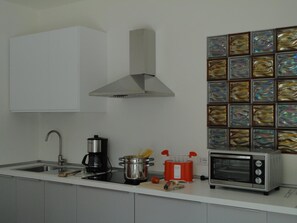 Kühlschrank, Ofen, Herdplatte, Wasserkocher mit Kaffee-/Teezubehör