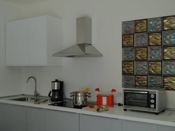Réfrigérateur, four, plaque de cuisson, cafetière/bouilloire