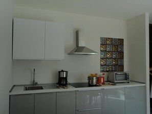 Fridge, oven, stovetop, coffee/tea maker