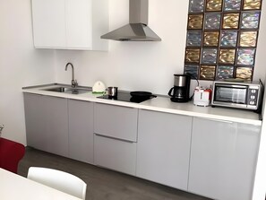 Fridge, oven, stovetop, coffee/tea maker