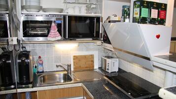 Réfrigérateur, micro-ondes, plaque de cuisson, cafetiÚre/bouilloire