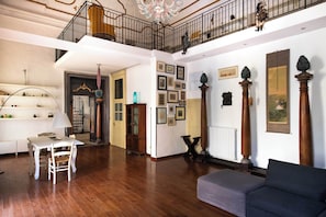 Apartamento, 4 quartos, sacada | Área de estar | TV 30 polegadas com canais via satélite