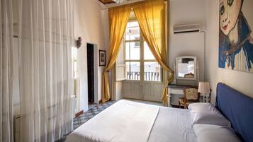 Apartamento, 4 quartos, sacada | Ferros/tábuas de passar roupa, Wi-Fi de cortesia