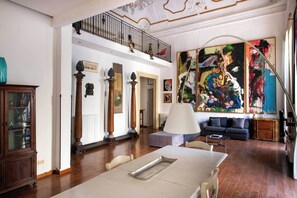 Lägenhet - 4 sovrum - balkong | Vardagsrum | 30-tums tv med satellitkanaler