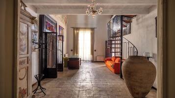 Apartamento, 4 quartos, sacada | Área de estar | TV 30 polegadas com canais via satélite